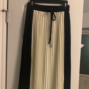 Pleated Midi skirt